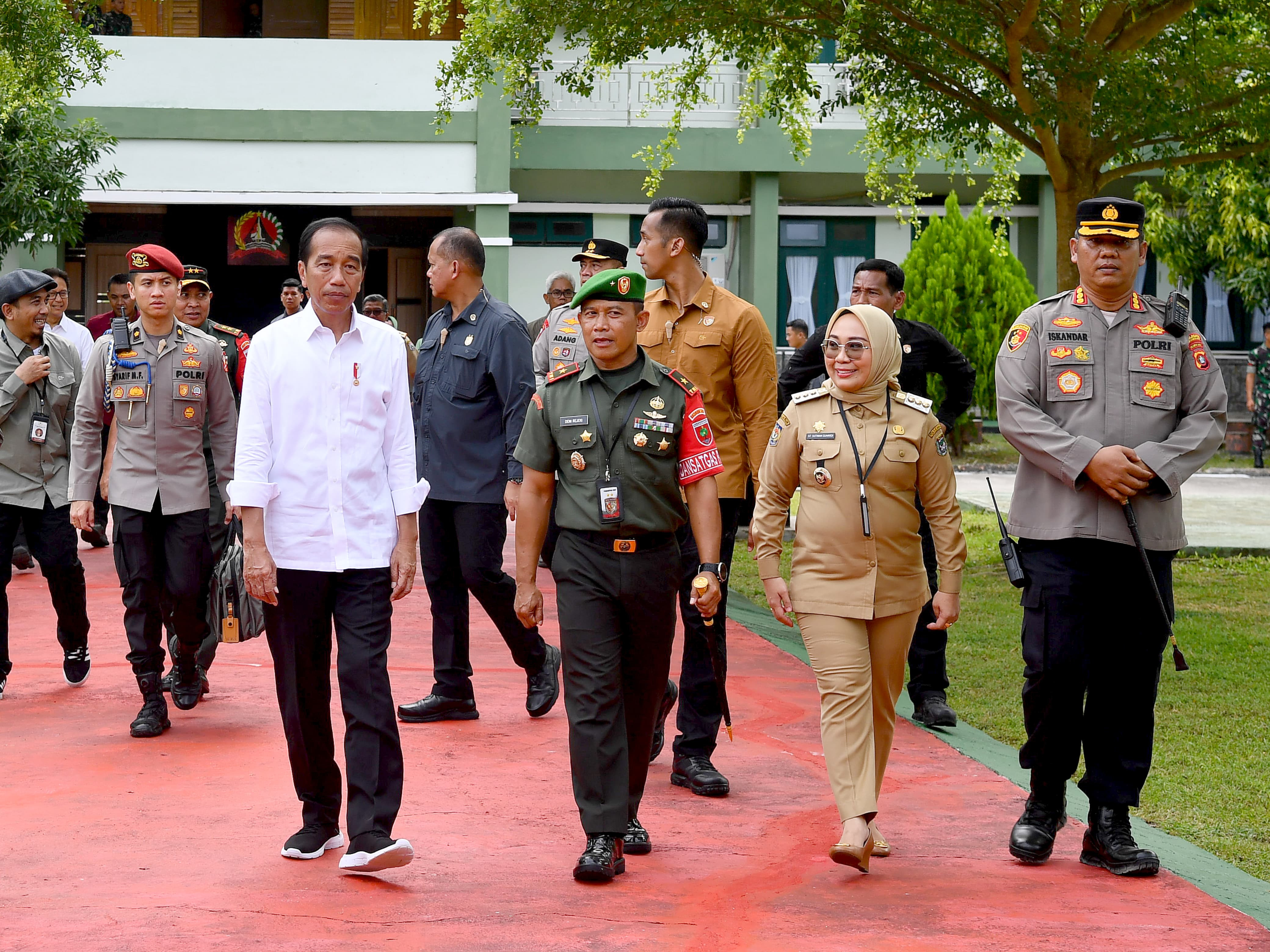 Danrem 142/Tatag Melepas Keberangkatan Presiden Jokowi Menuju Jakarta
